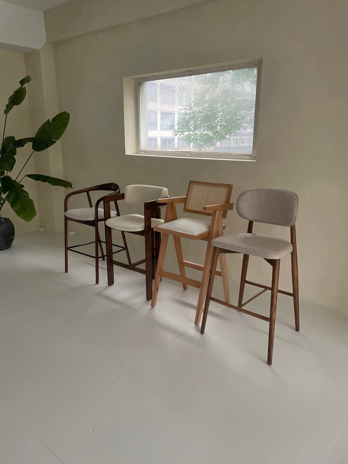 Japandi-Barhocker aus Holz
