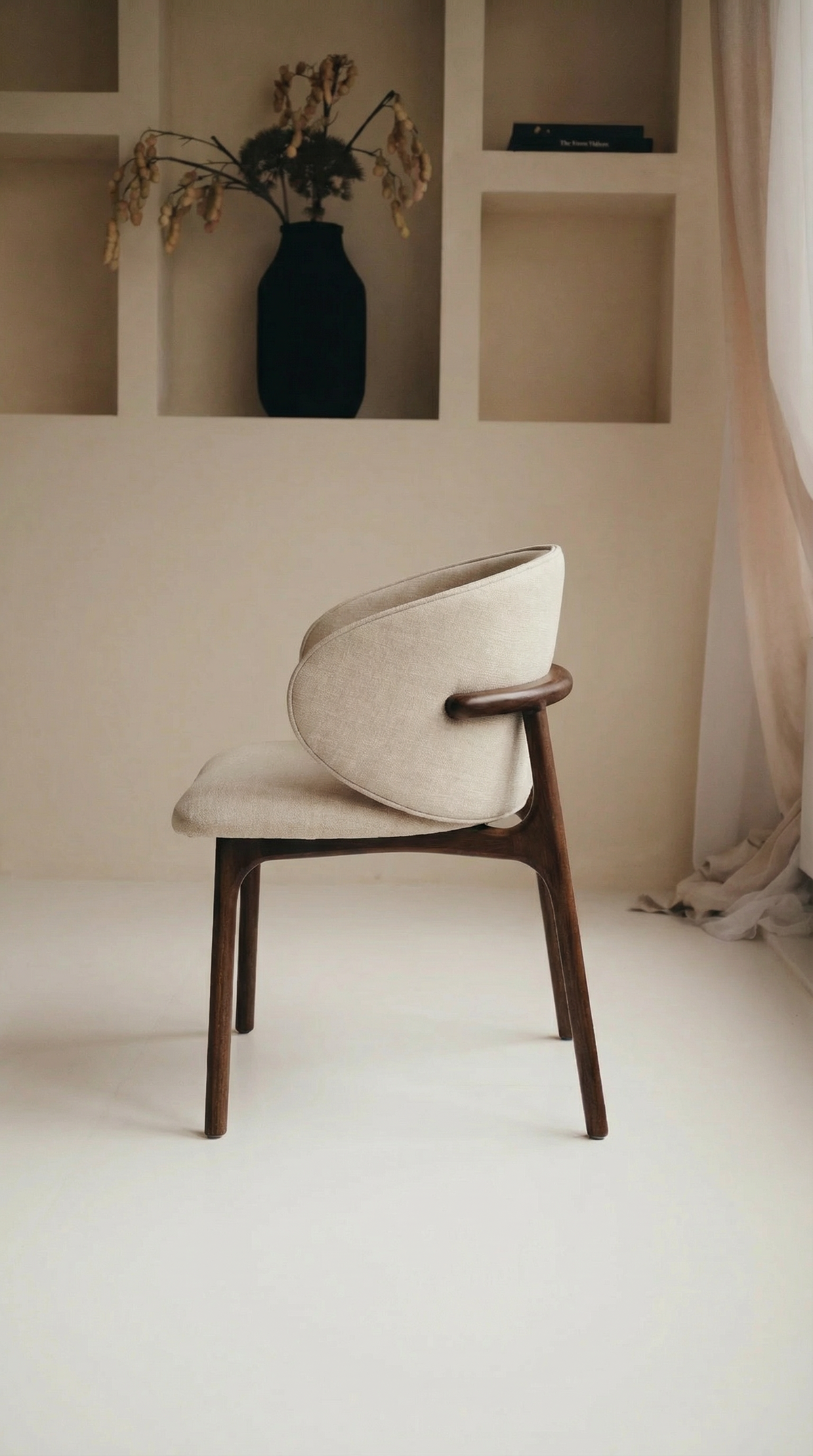Mokani Dining Chair in Solid Wood – Minimalist Design with a Warm Touch