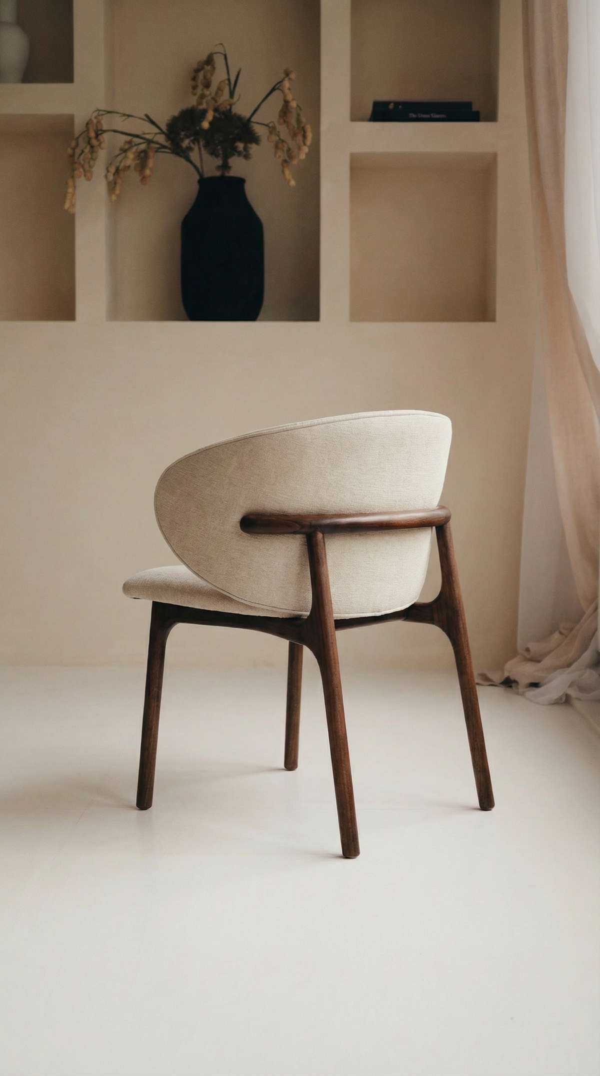 Mokani Dining Chair in Solid Wood – Minimalist Design with a Warm Touch