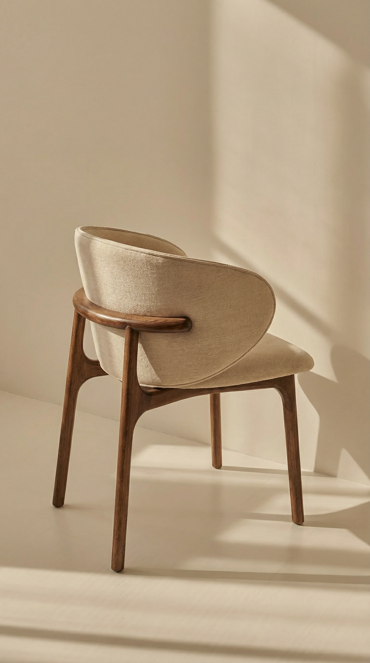 Mokani Dining Chair in Solid Wood – Minimalist Design with a Warm Touch
