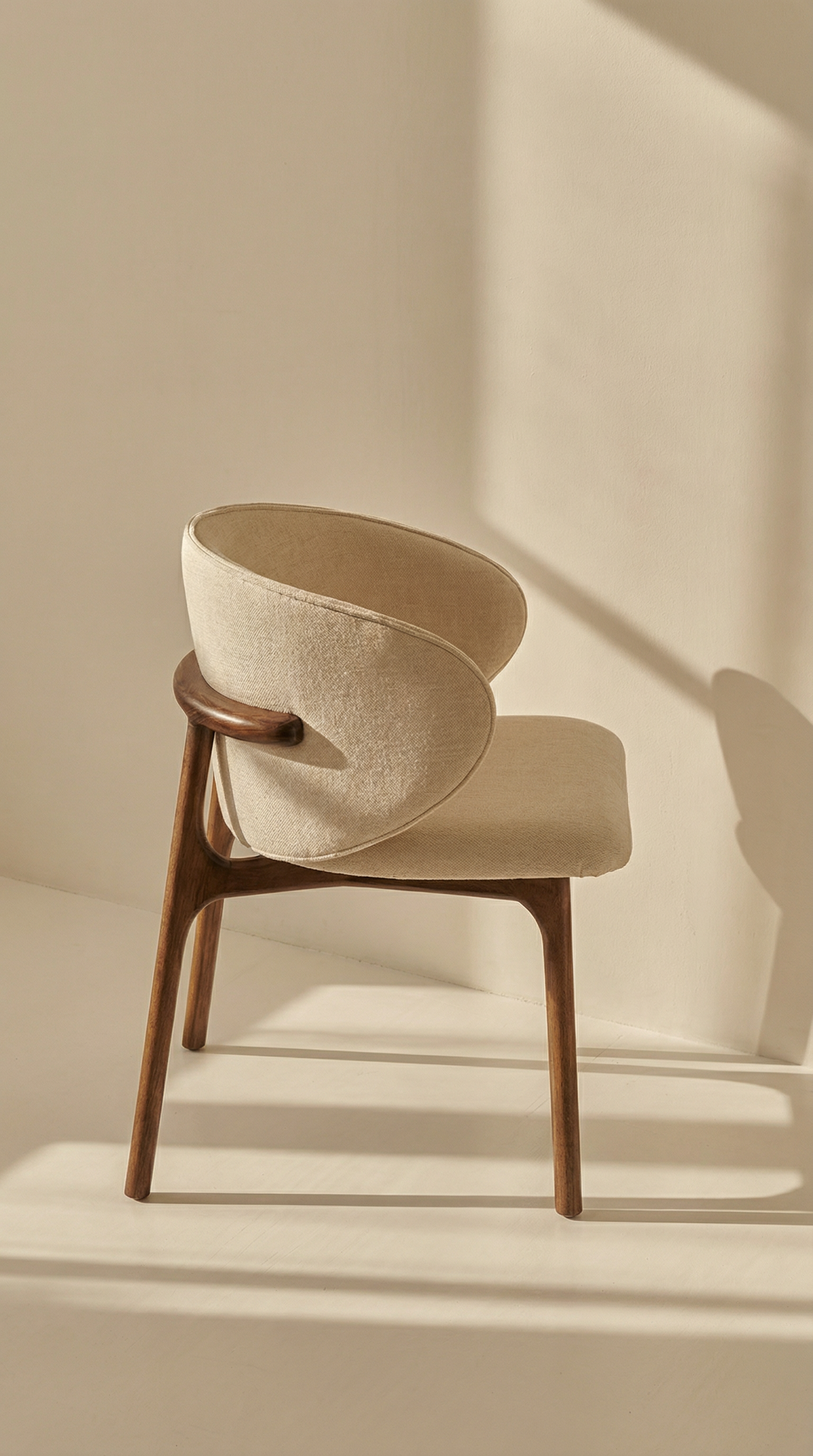 Mokani Dining Chair in Solid Wood – Minimalist Design with a Warm Touch