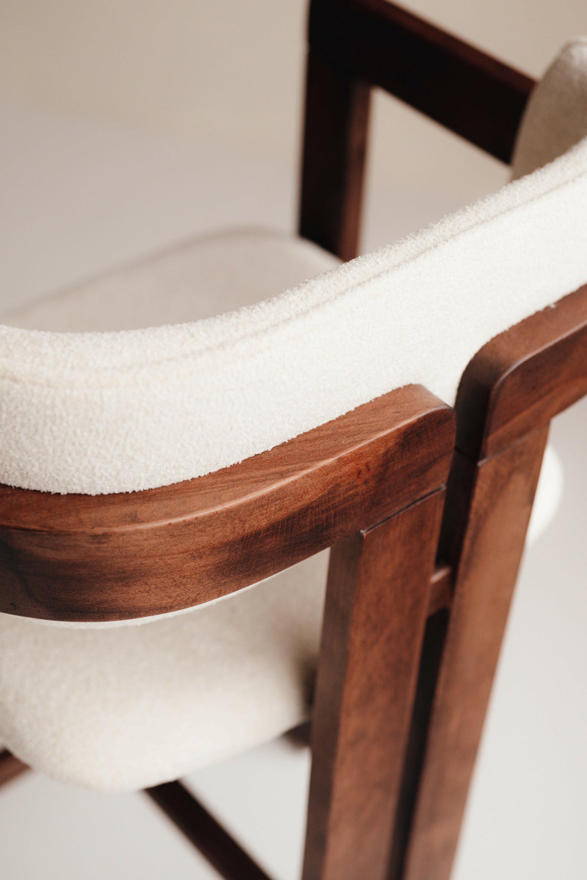Minimalistischer Mokani Japandi-Barhocker mit wählbarer Holzfarbe und Stoff