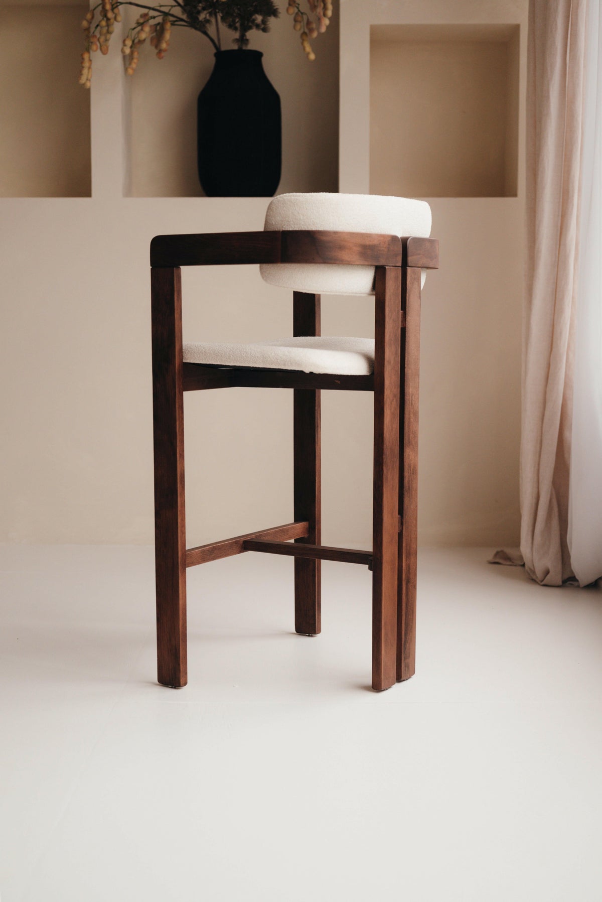 Minimalistischer Mokani Japandi-Barhocker mit wählbarer Holzfarbe und Stoff