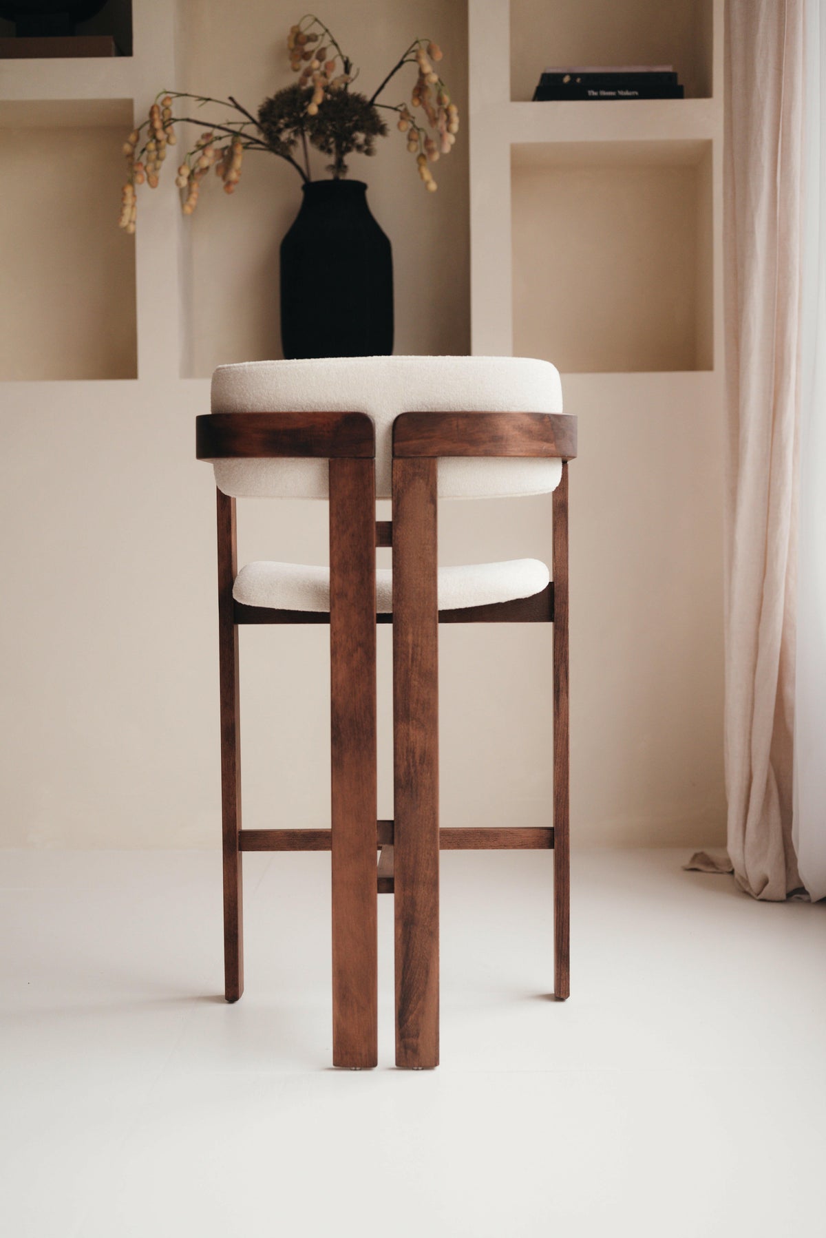 Minimalistischer Mokani Japandi-Barhocker mit wählbarer Holzfarbe und Stoff