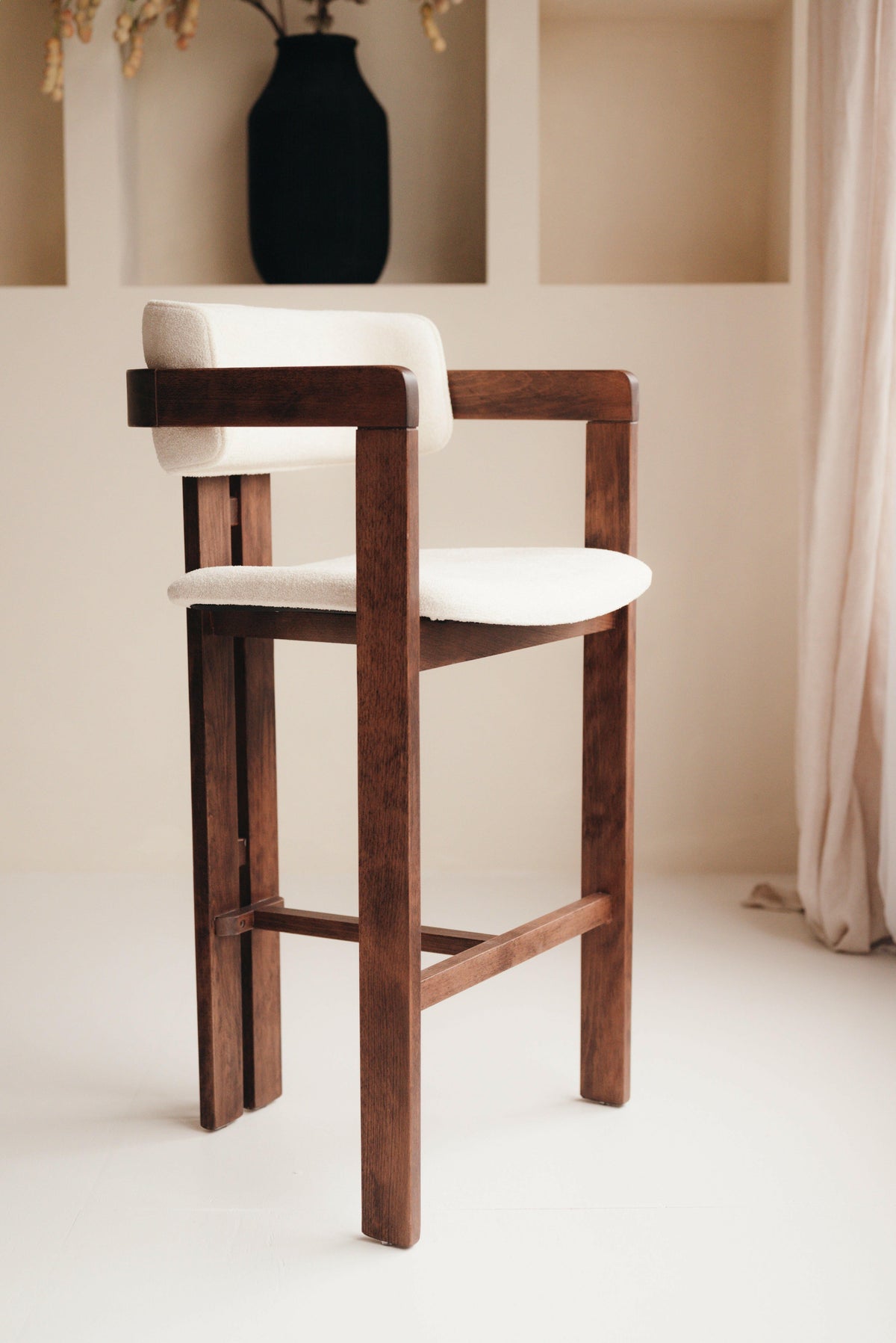 Minimalistischer Mokani Japandi-Barhocker mit wählbarer Holzfarbe und Stoff