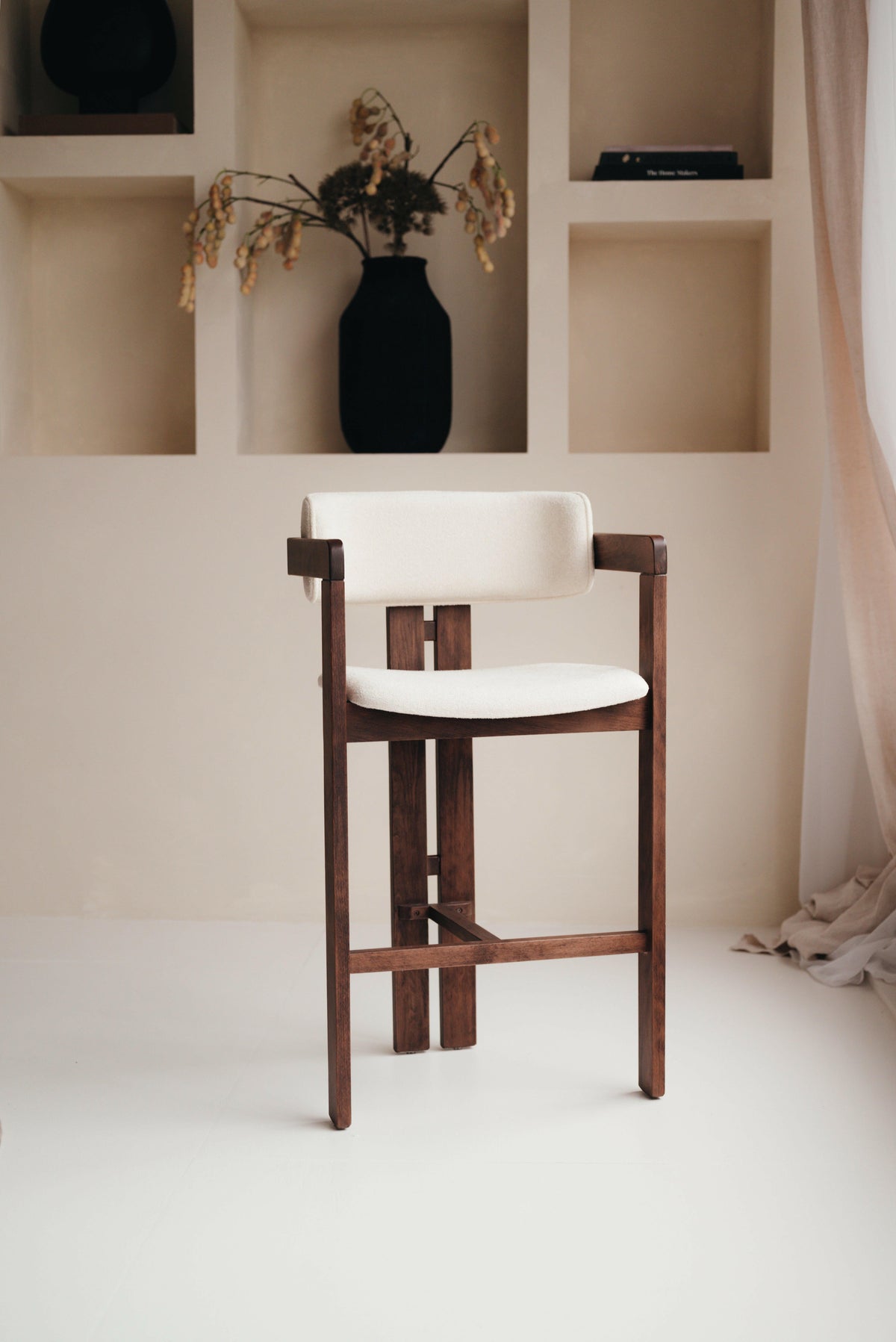 Minimalistischer Mokani Japandi-Barhocker mit wählbarer Holzfarbe und Stoff