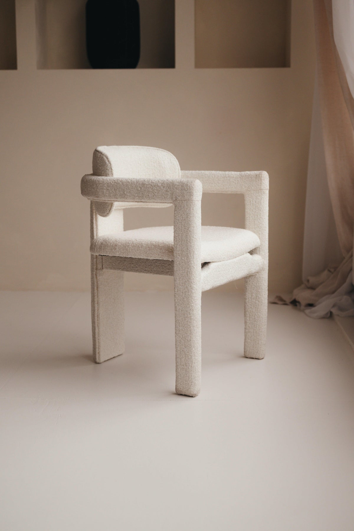 Minimalistischer Mokani Japandi-Esszimmerstuhl mit Bouclé-Bezug