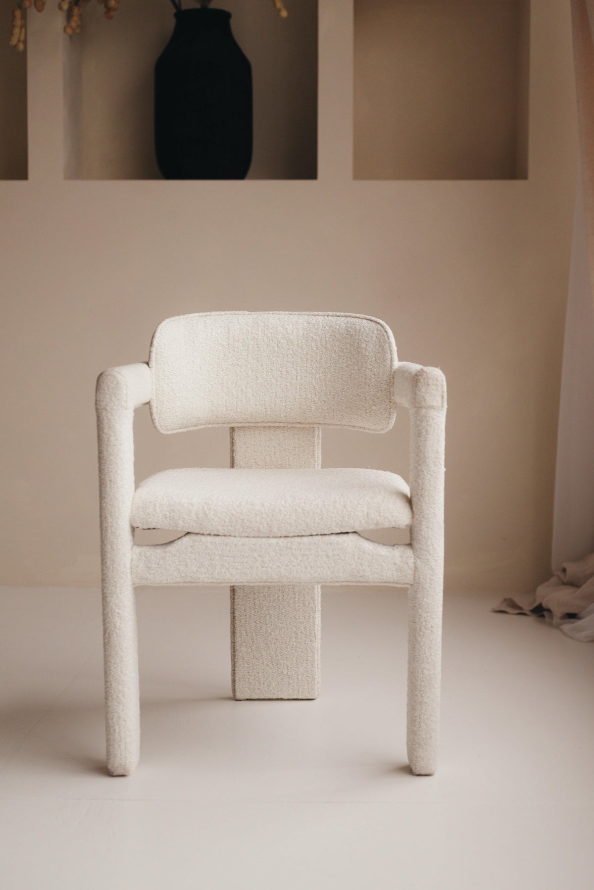 Minimalistischer Mokani Japandi-Esszimmerstuhl mit Bouclé-Bezug