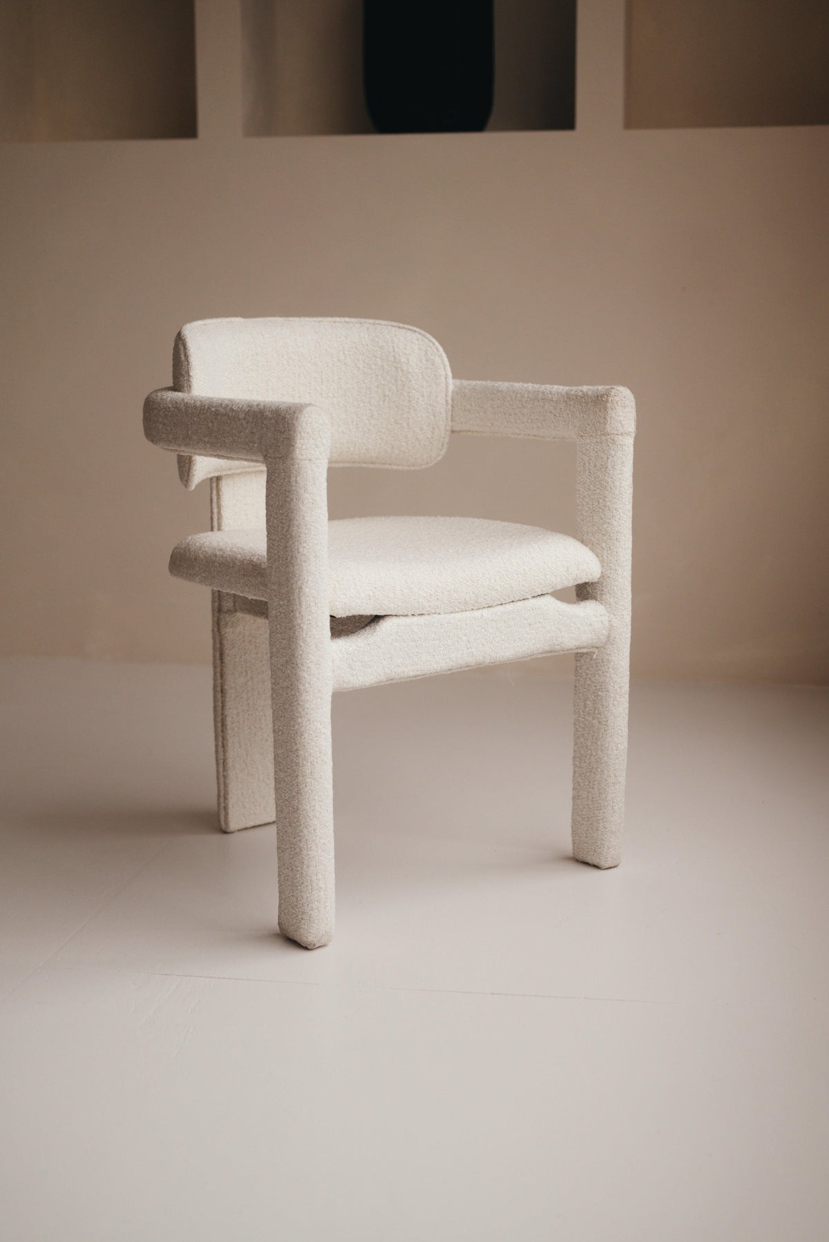 Minimalistischer Mokani Japandi-Esszimmerstuhl mit Bouclé-Bezug