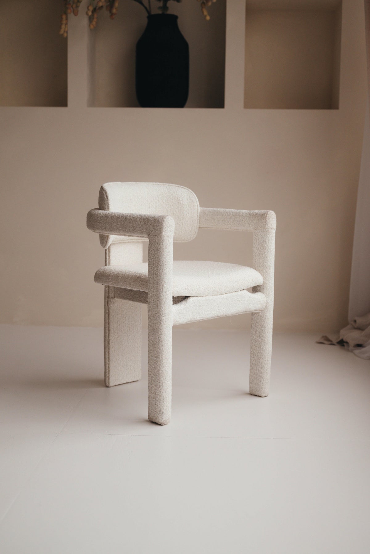 Minimalistischer Mokani Japandi-Esszimmerstuhl mit Bouclé-Bezug
