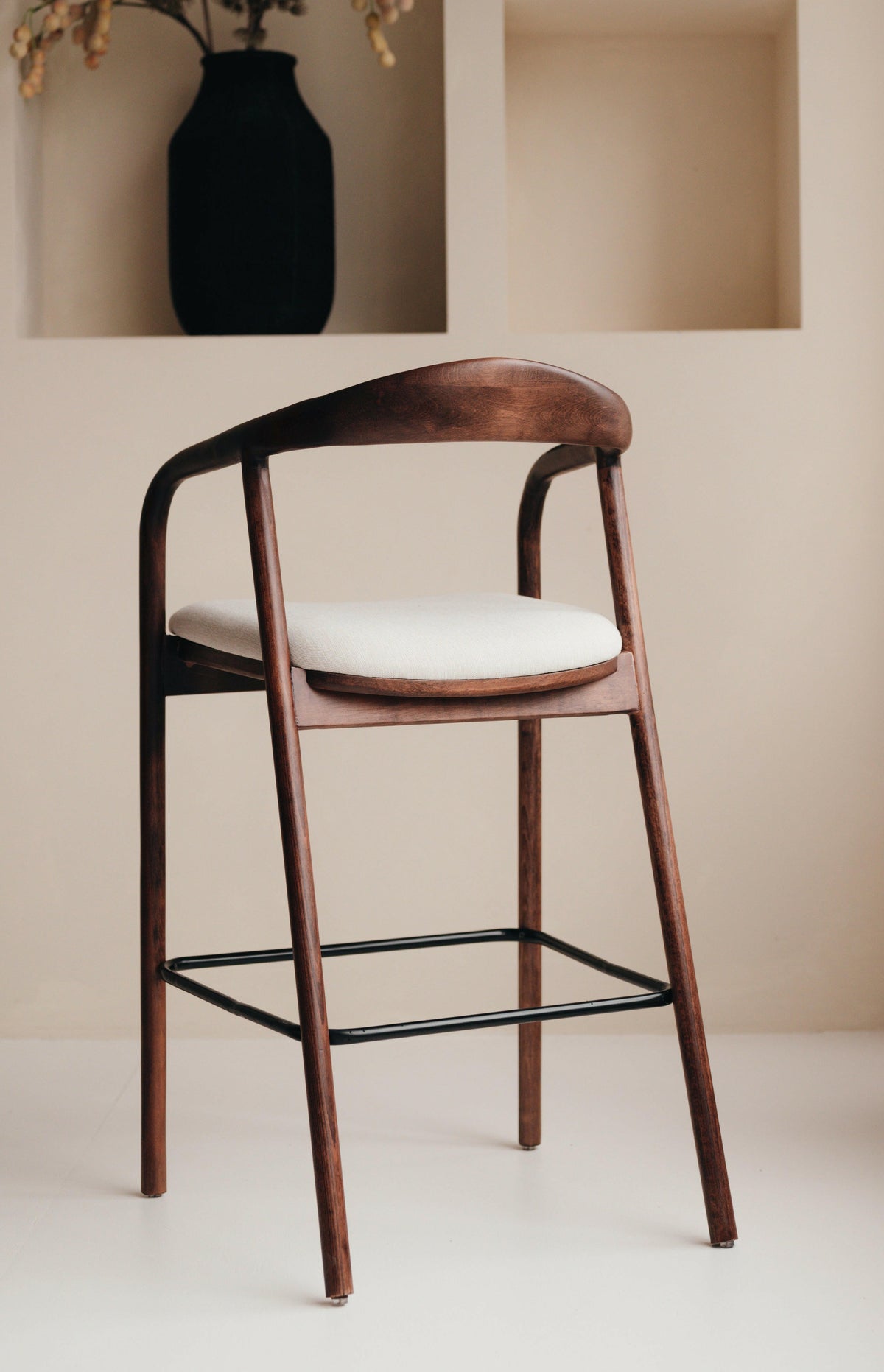 Mokani Japandi-Barhocker mit individuell wählbarer Holzfarbe und Stoff