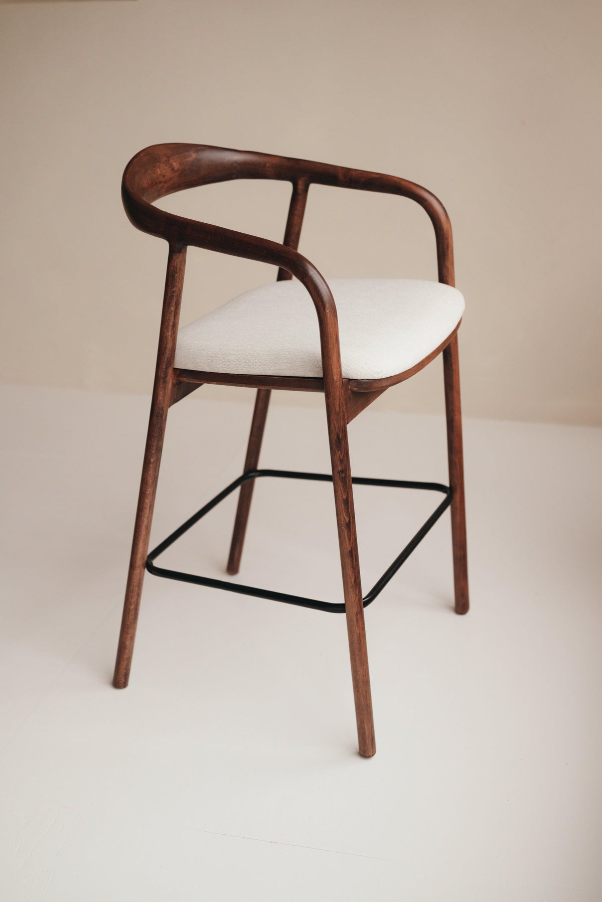 Mokani Japandi-Barhocker mit individuell wählbarer Holzfarbe und Stoff