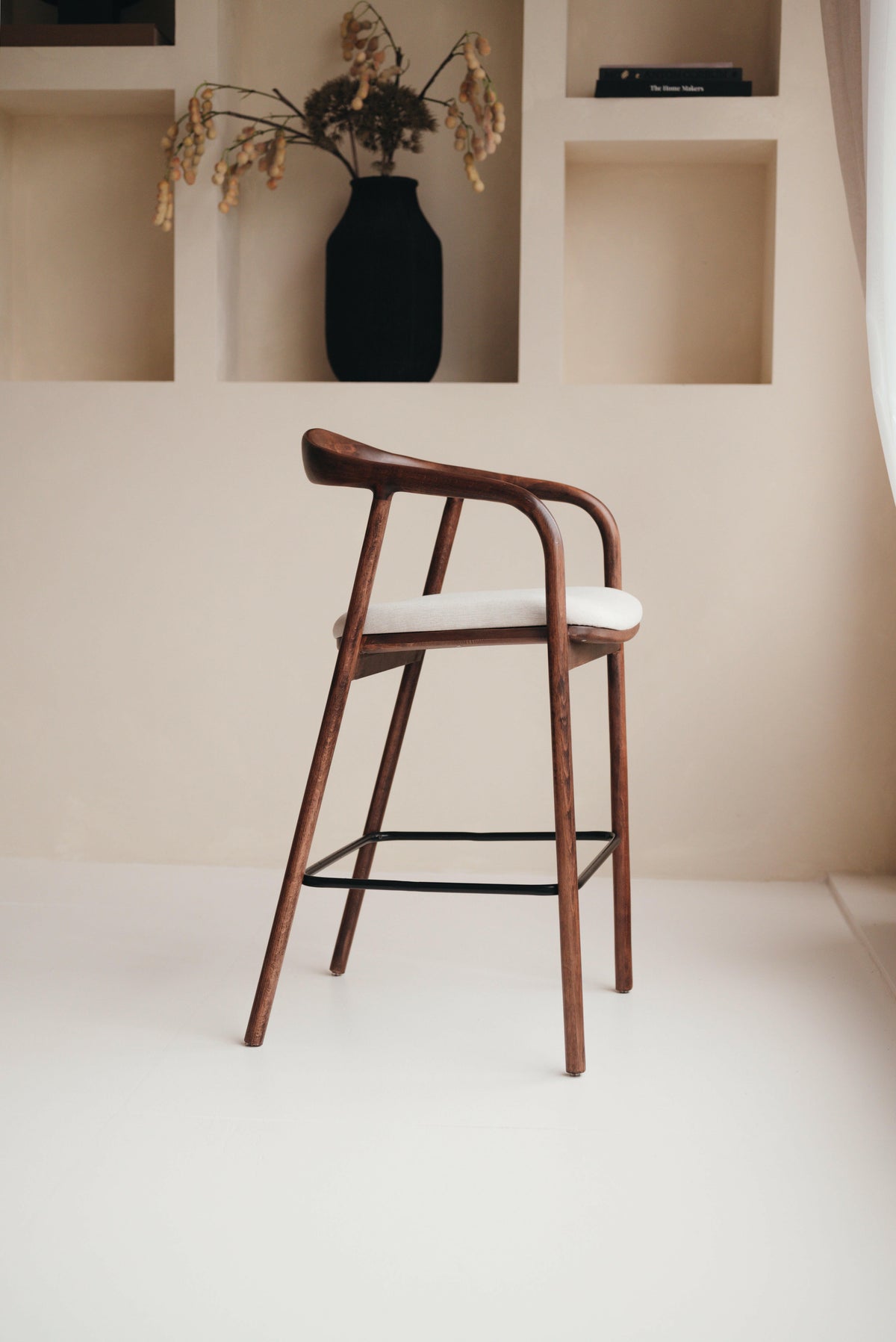 Mokani Japandi-Barhocker mit individuell wählbarer Holzfarbe und Stoff