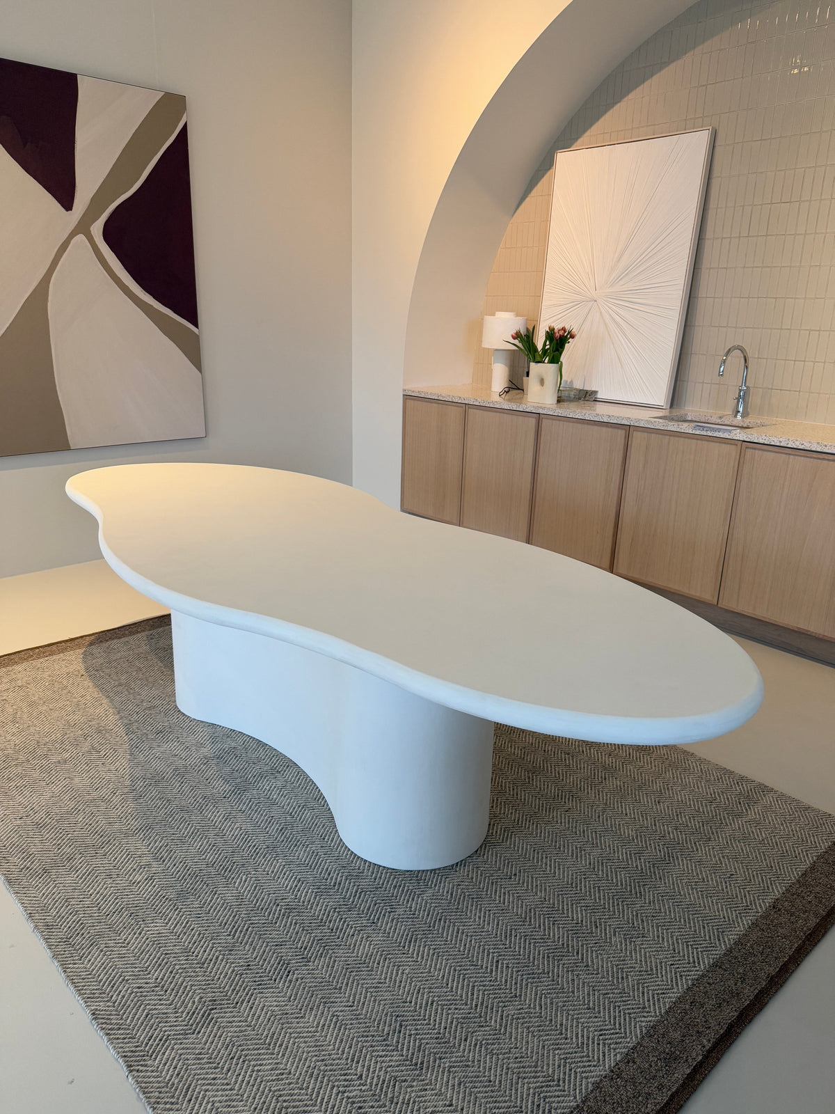 Mokani – Table à manger organique sur mesure en béton ciré – Organique et élégante