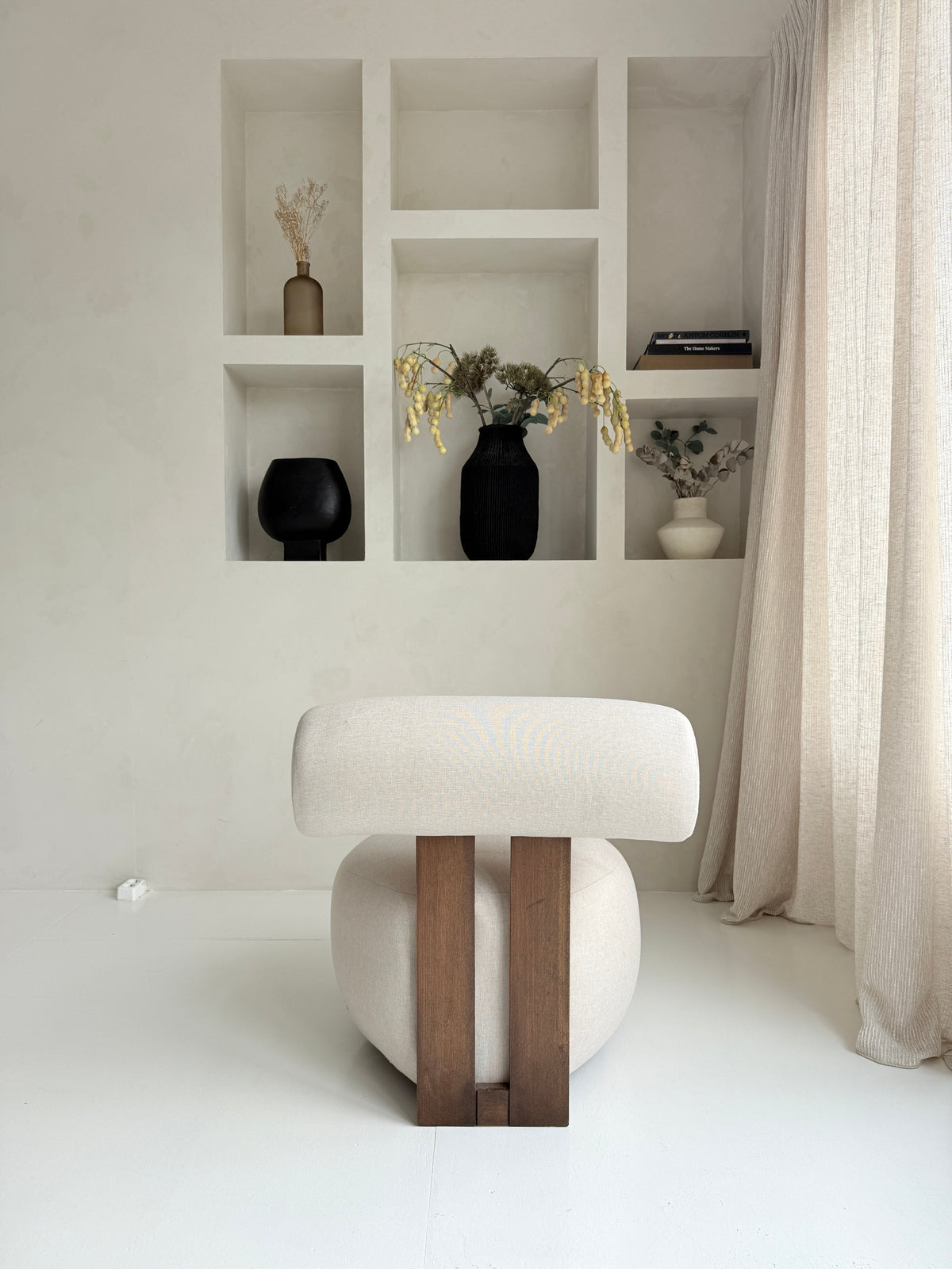 Mokani Japandi-Loungesessel mit minimalistischem Design und Holzdetails