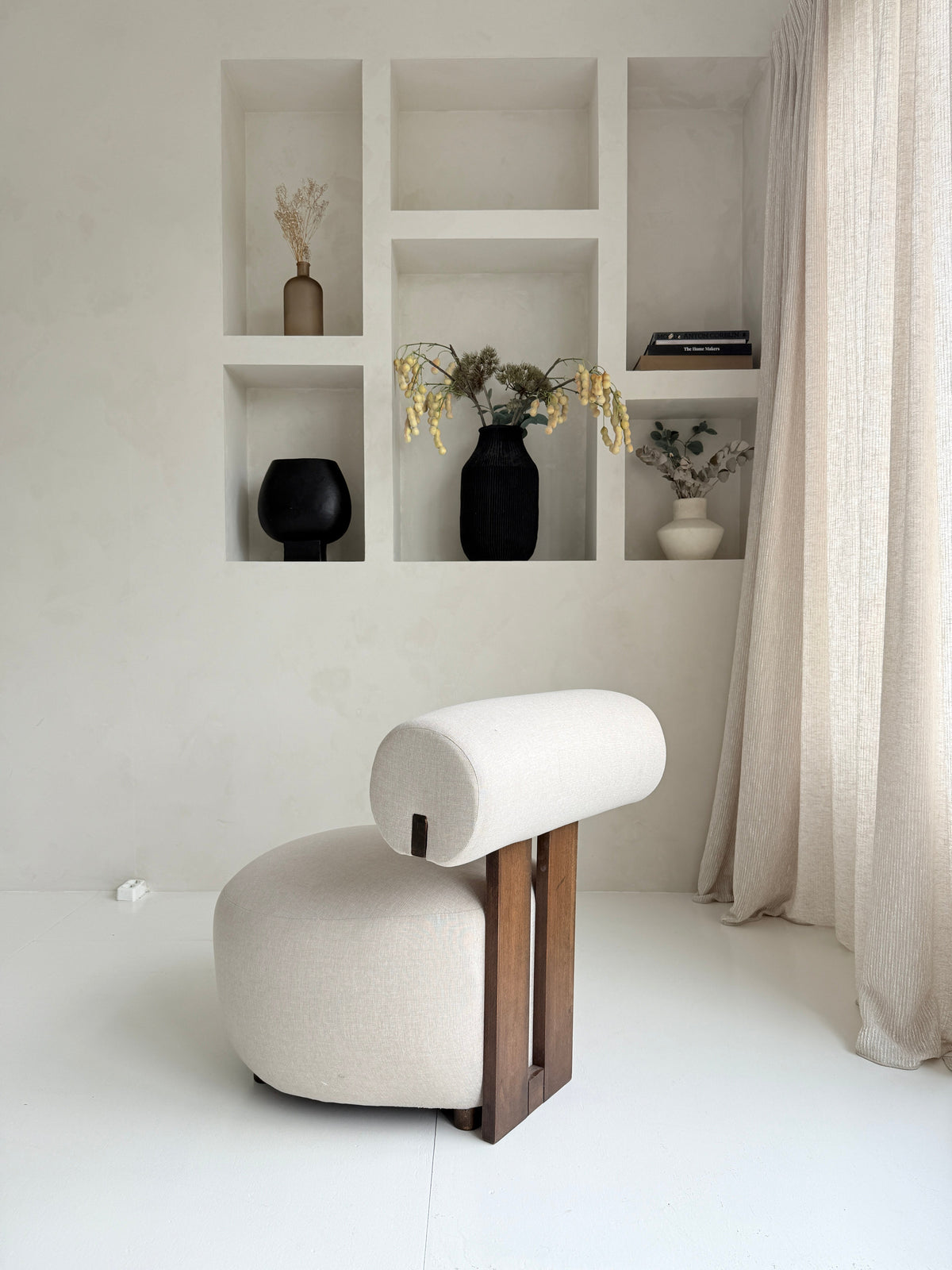 Mokani Japandi-Loungesessel mit minimalistischem Design und Holzdetails