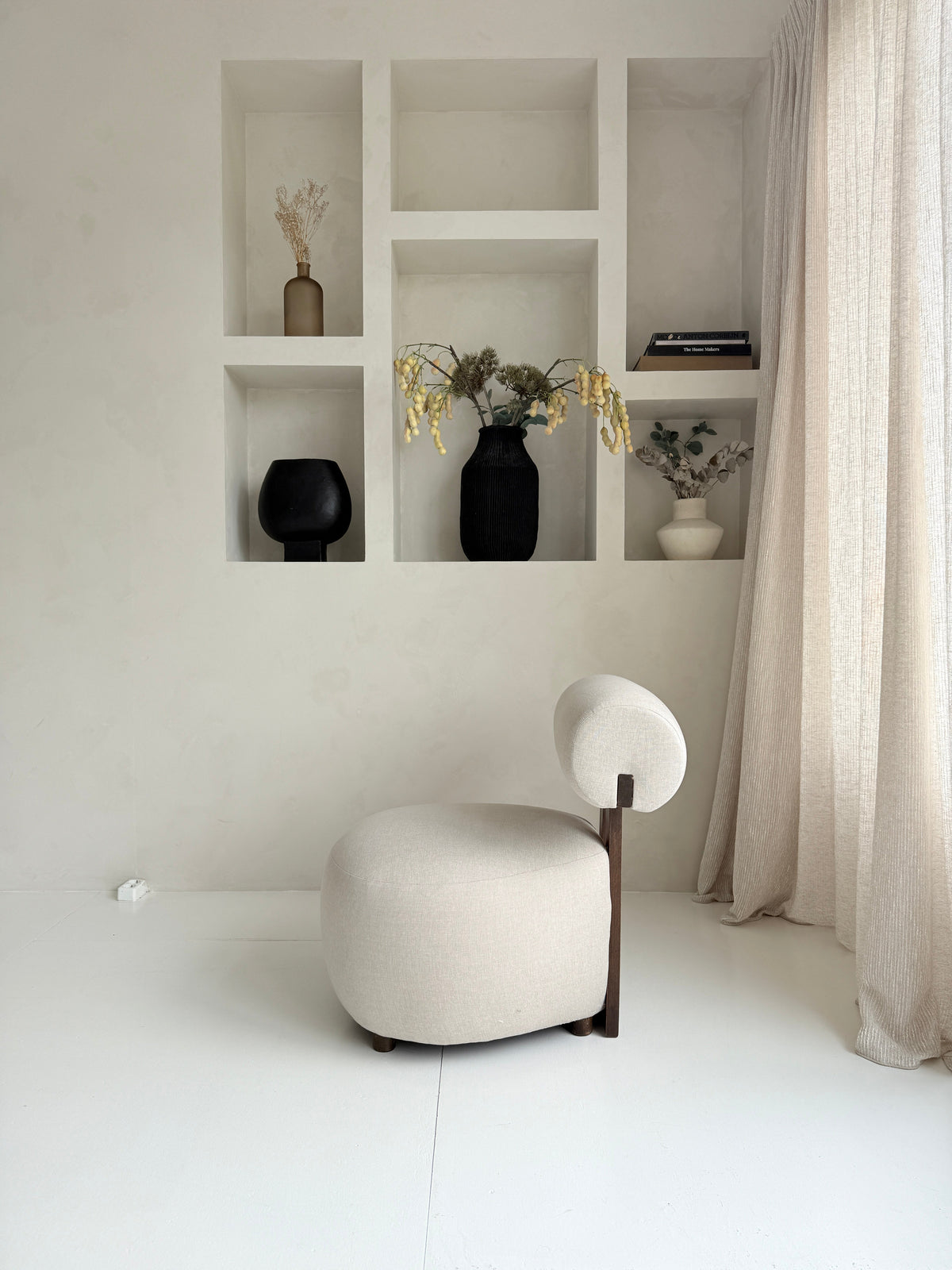 Mokani Japandi-Loungesessel mit minimalistischem Design und Holzdetails