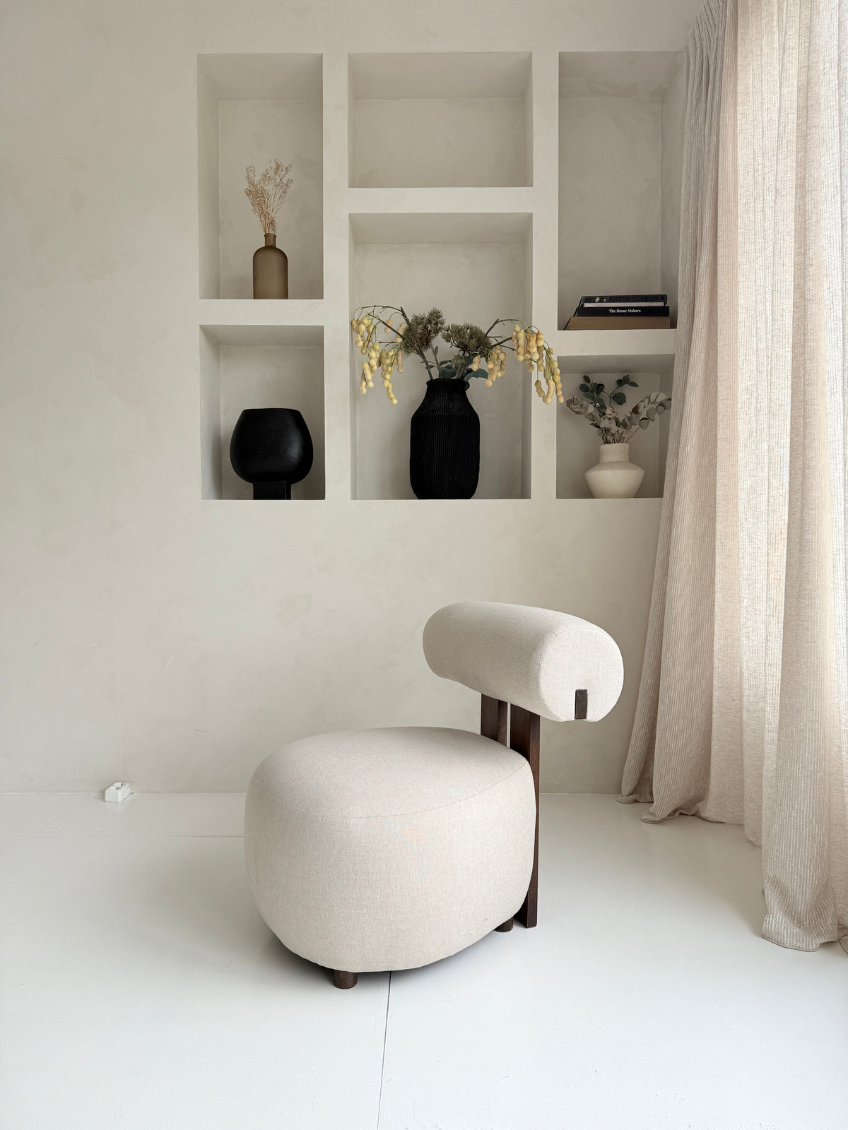Mokani Japandi-Loungesessel mit minimalistischem Design und Holzdetails