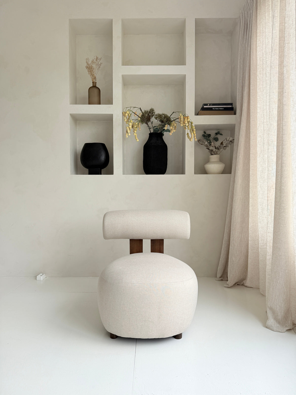 Mokani Japandi-Loungesessel mit minimalistischem Design und Holzdetails