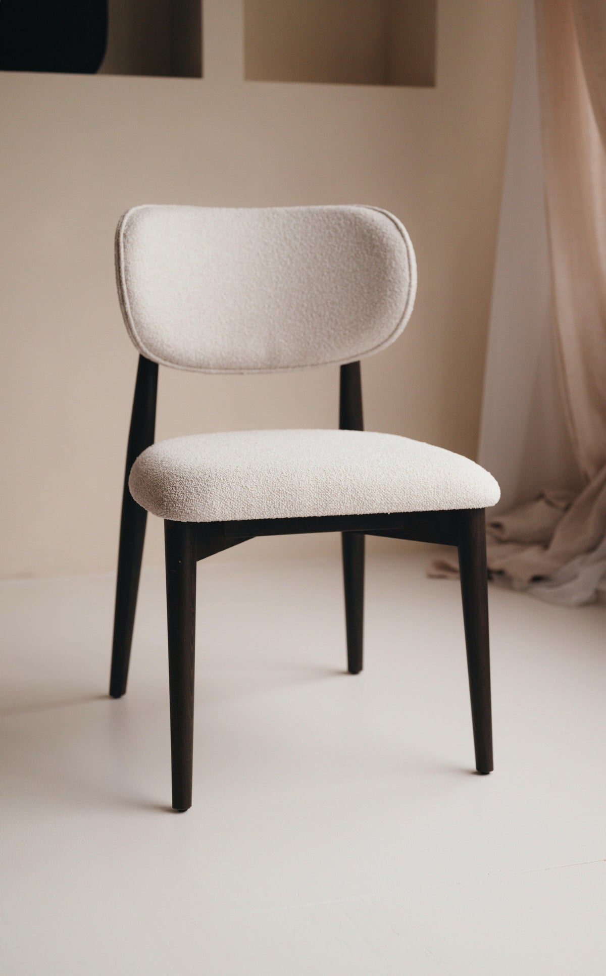 Mokani Esszimmerstuhl aus Holz im Japandi-Stil