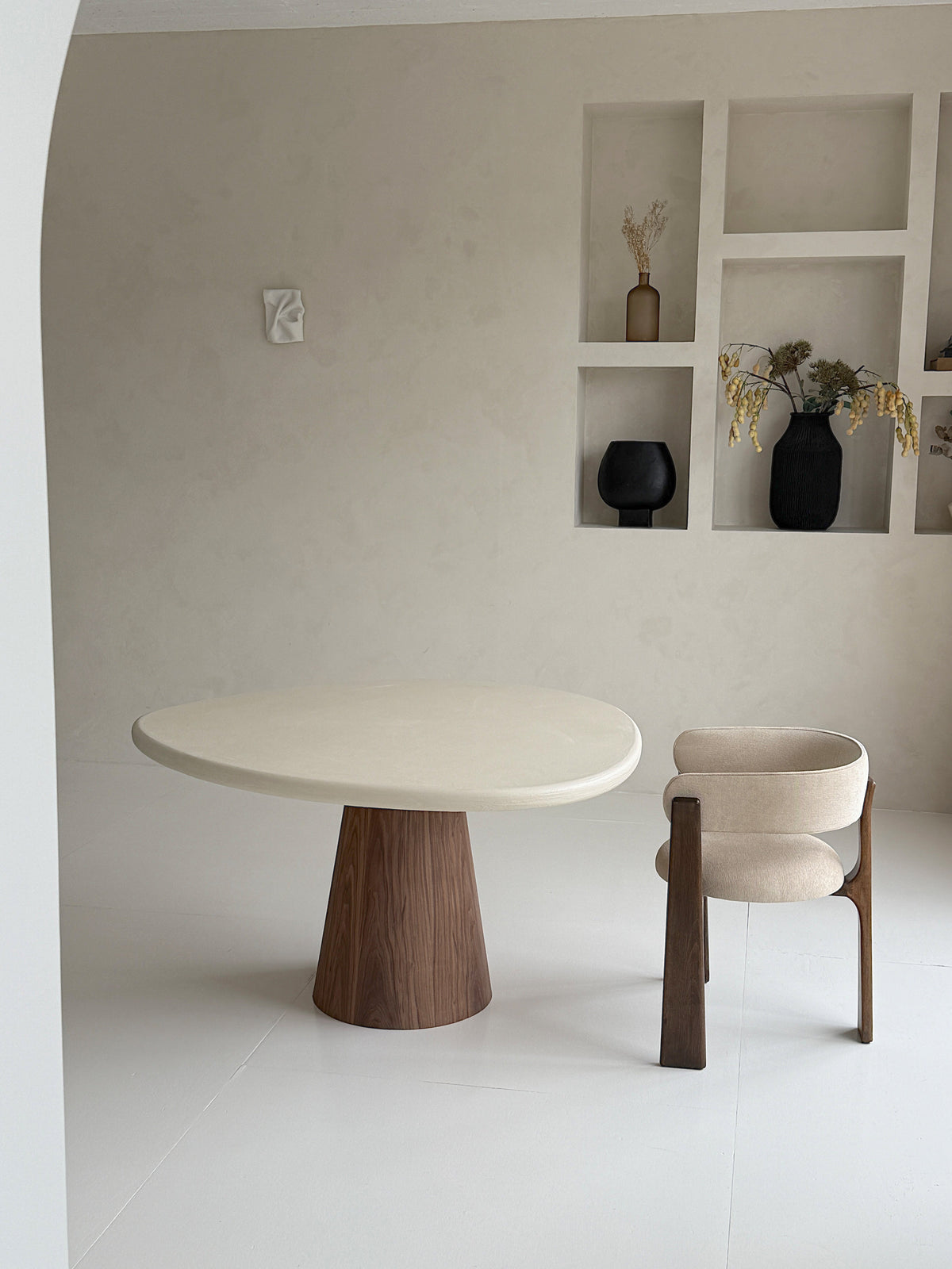 Mokani Organic Round Dining Table – Concrete Ciré with Leg in Wood Walnut Colour
