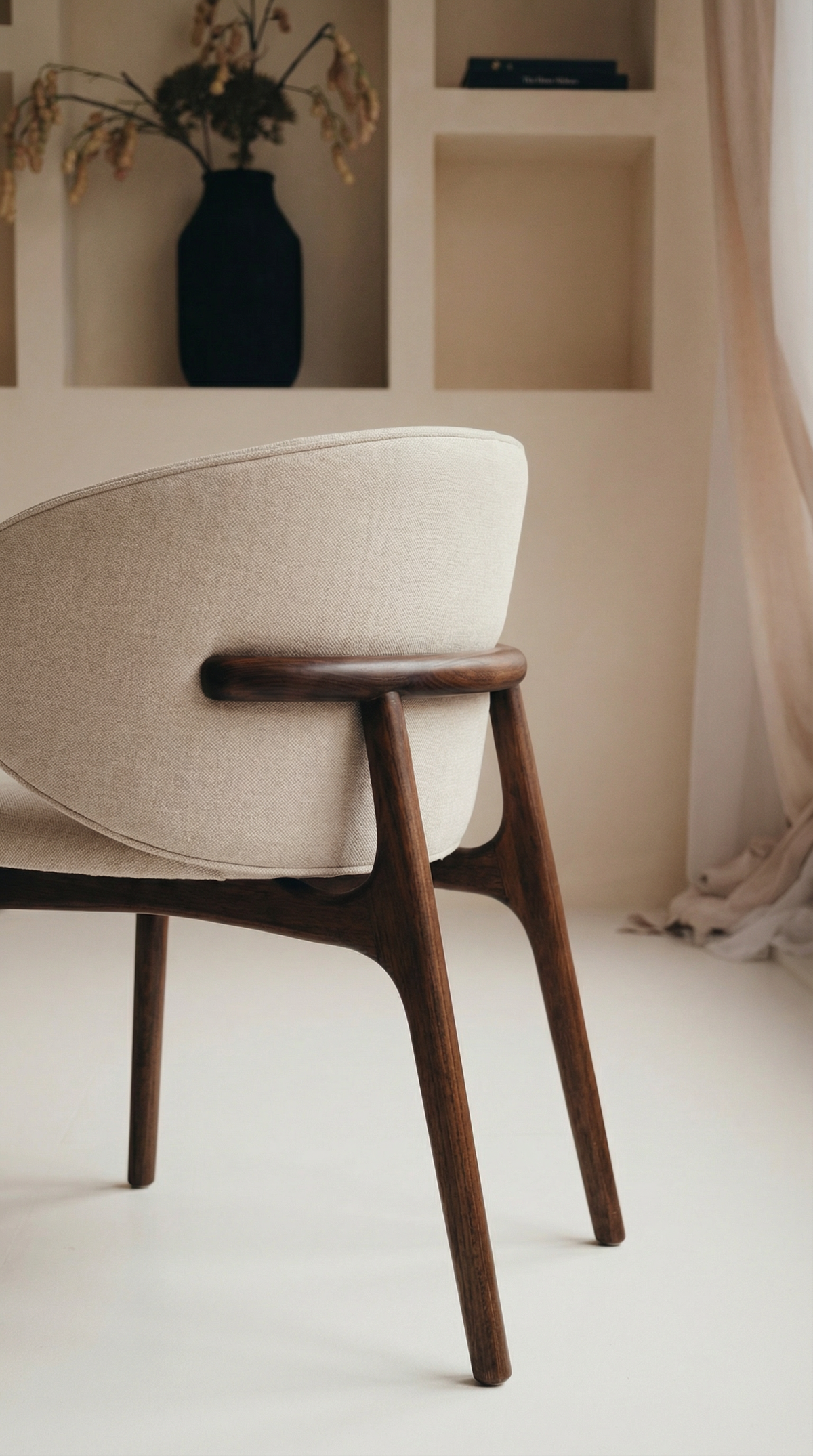 Mokani Dining Chair in Solid Wood – Minimalist Design with a Warm Touch