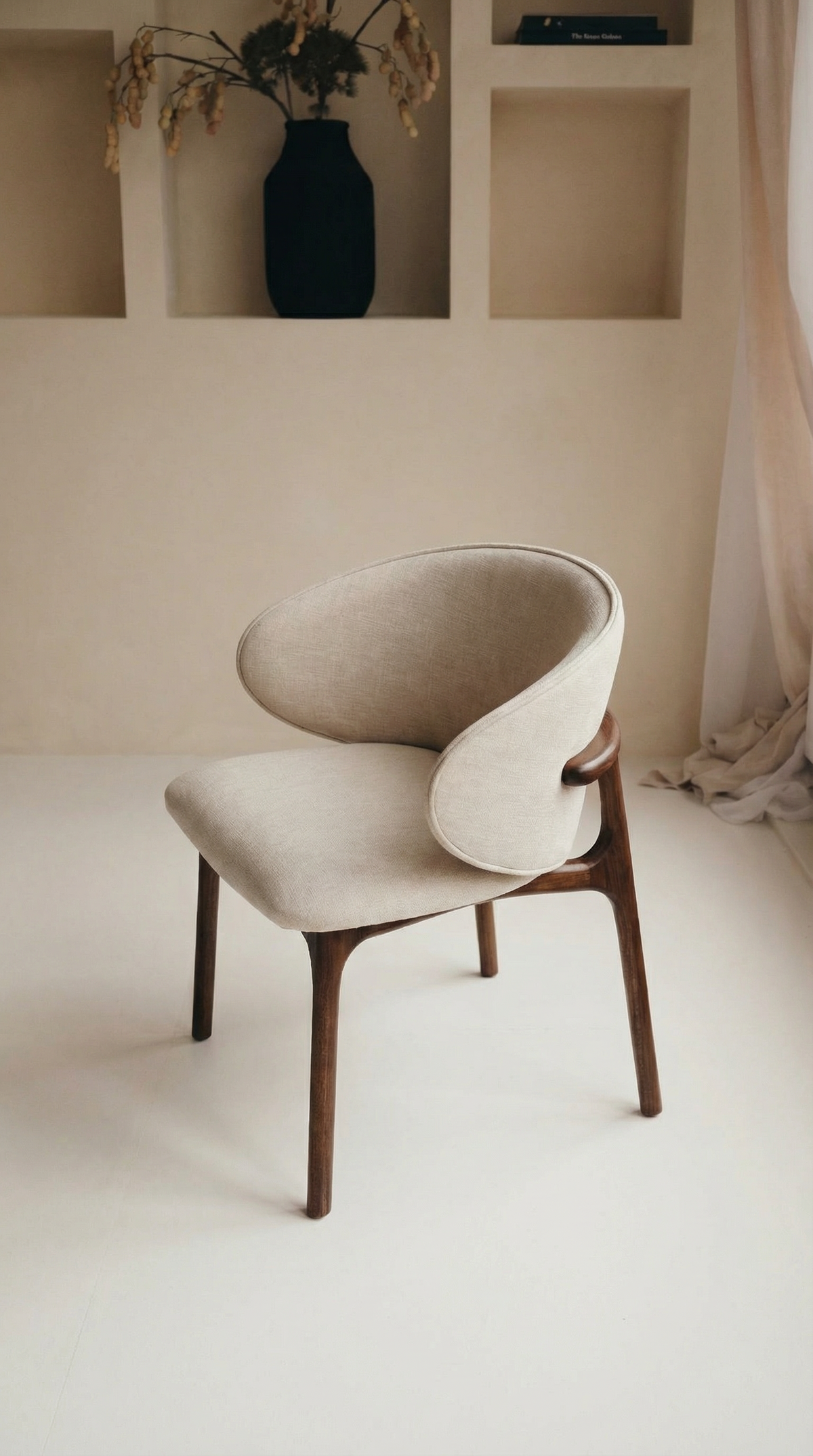 Mokani Dining Chair in Solid Wood – Minimalist Design with a Warm Touch