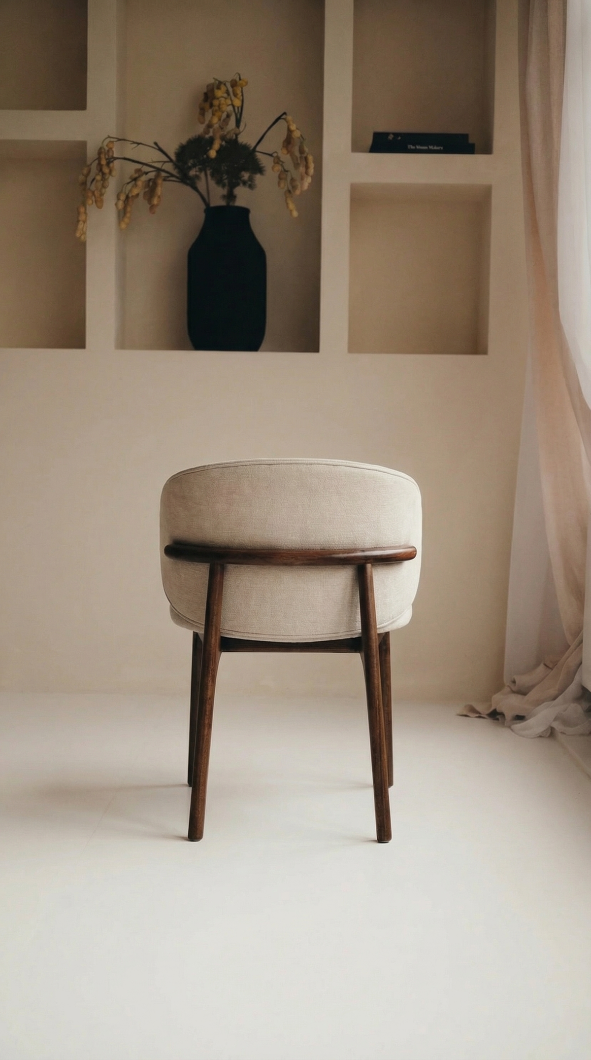 Mokani Dining Chair in Solid Wood – Minimalist Design with a Warm Touch