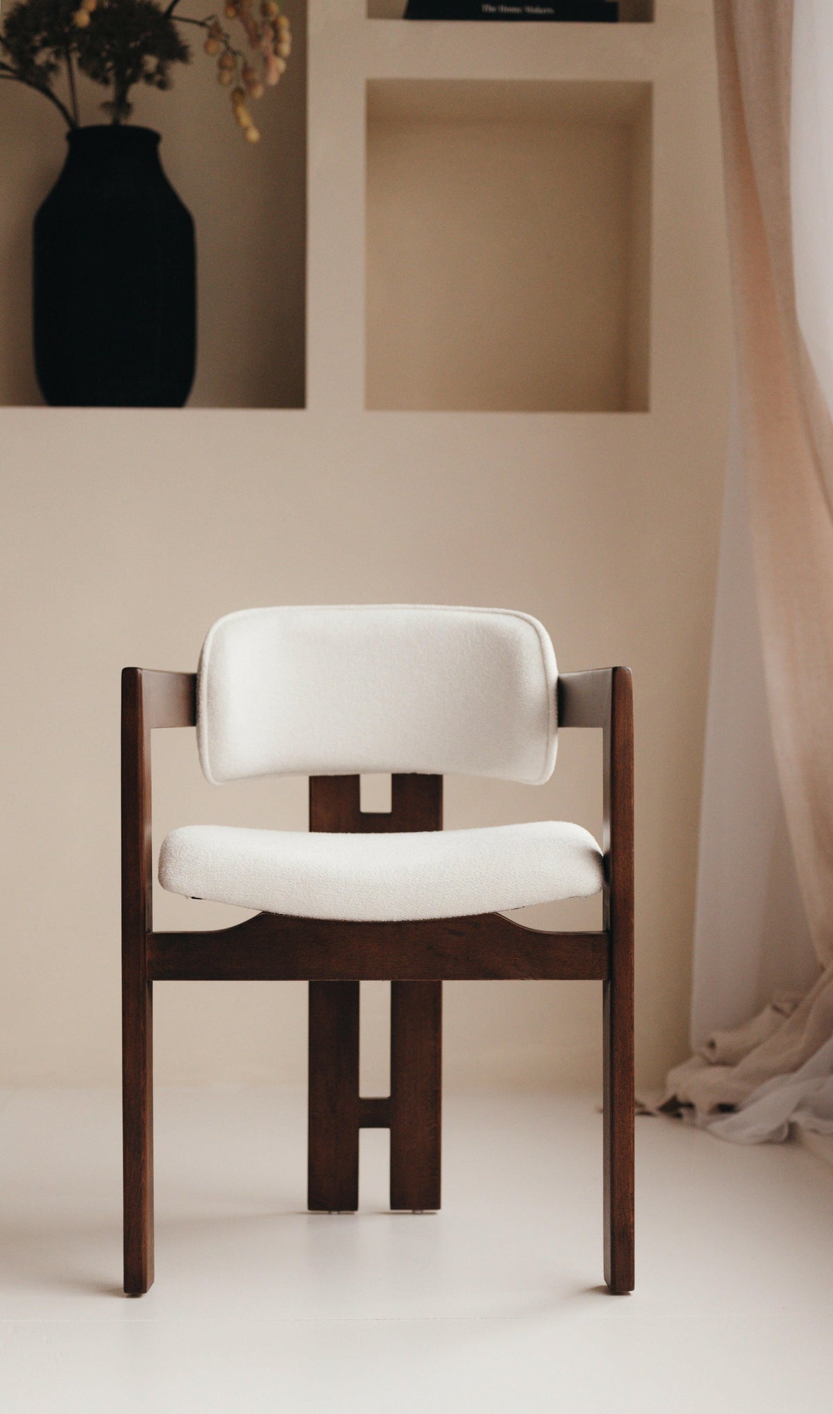 Mokani Japandi Eetkamerstoel – Tijdloos Scandinavisch Design met Walnoot hout kleur.
