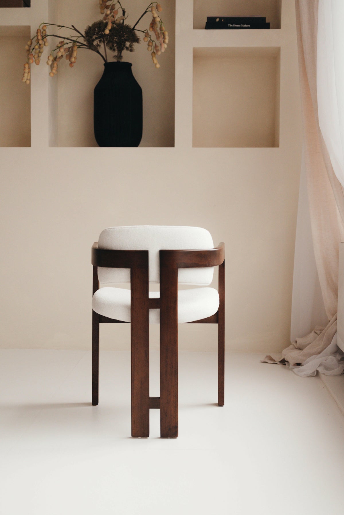 Mokani Japandi-Esszimmerstuhl in Nussbaumfarbe mit zeitlosem skandinavischem Design