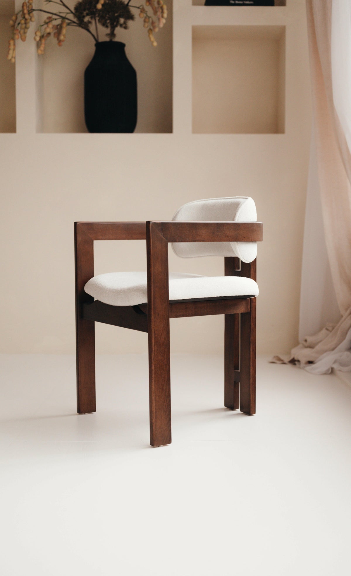 Mokani Japandi-Esszimmerstuhl in Nussbaumfarbe mit zeitlosem skandinavischem Design