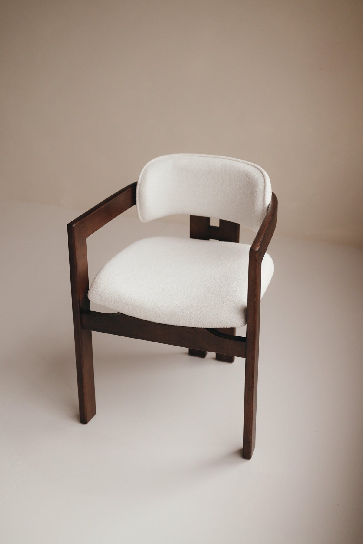 Mokani Japandi-Esszimmerstuhl in Nussbaumfarbe mit zeitlosem skandinavischem Design