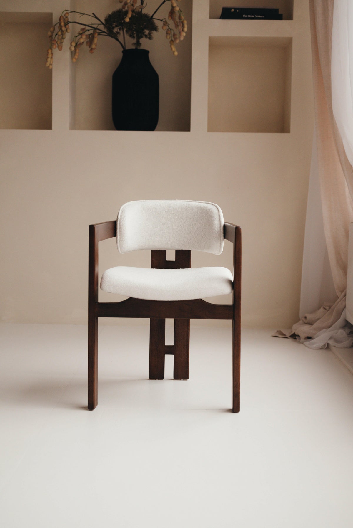 Mokani Japandi Eetkamerstoel – Tijdloos Scandinavisch Design met Walnoot hout kleur.